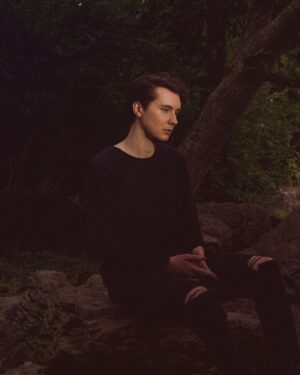 Daniel Howell Instagram - do you ever just sit on a rock striking a very natural pose clearly having deep thoughts about the book you are writing #candid #relatable #pointedfingers

📷 @sarahmlee47 (actually beautiful photo very talented thank you)