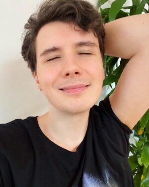 Daniel Howell Instagram - lockdown locks length how do we feel
