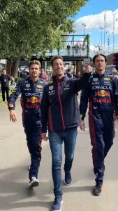 Daniel Ricciardo Instagram - Nothing beats a loyal pit crew 🏁 #f1 #melbourne