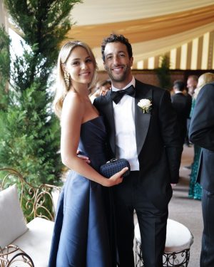 Daniel Ricciardo Instagram - Strolling with the James’s 💍