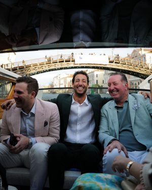 Daniel Ricciardo Instagram - Strolling with the James’s 💍