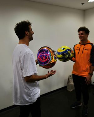 Daniel Ricciardo Instagram - Exchanging laughs, hugs & helmets.