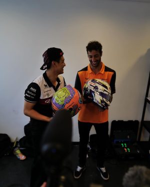 Daniel Ricciardo Instagram - Exchanging laughs, hugs & helmets.