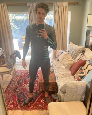 Daniel Sharman Instagram - It’s not a good sign when you’re out of breath after 20 minutes of struggling to get a wet suit on. 
Preparing for @the2ladspodcast to tackle the @malibutri