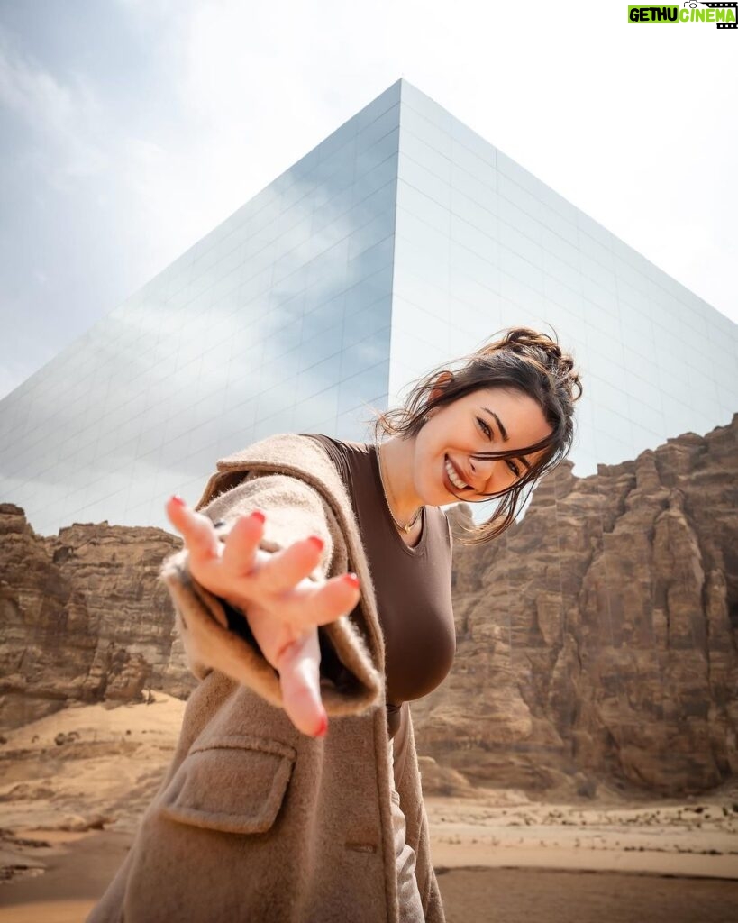 Daniella Rahme Instagram - Uncovering the hidden treasures of #AlUla 🏜️🔭 #DaniellaRahme #دانييلا_رحمة AlUla, Saudi Arabia