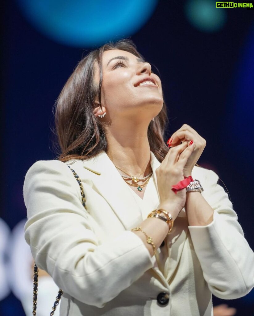 Daniella Rahme Instagram - " نحن صناع الأمل نحن الأمل " Inspiring moments at @arabhopemakers celebrating the spirit of positivity and change ✨✨✨ #DaniellaRahme #دانييلا_رحمة Dubai, United Arab Emirates