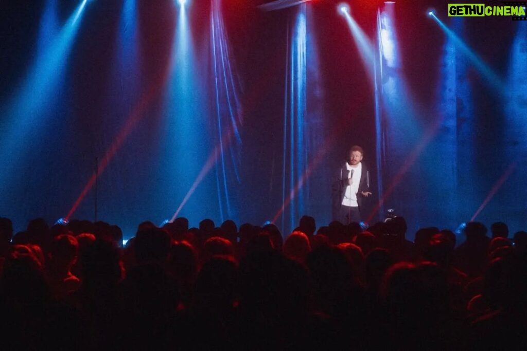 Danila Poperechny Instagram - В Риге мы сегодня тоже дали ебейшего жару! Замечательный концерт, отличный зал с 1200 потрясающими людьми, скрипучая сцена и 2 ёбаных столба по краям, мешающие некоторым людям смотреть. Но это совсем не помешало нам так охуительно провести с вами время. Спасибо, что пришли и смеялись! #ВеселаяЖизнь 📷: @makslonglive Riga, Latvia