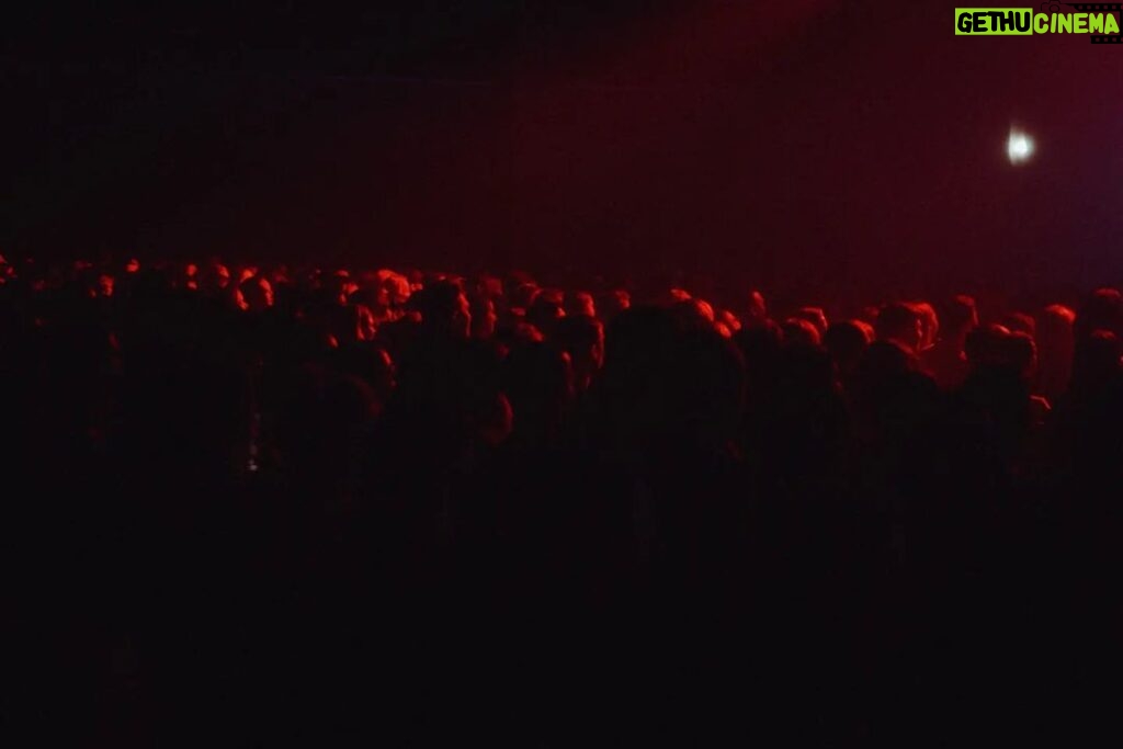 Danila Poperechny Instagram - В Риге мы сегодня тоже дали ебейшего жару! Замечательный концерт, отличный зал с 1200 потрясающими людьми, скрипучая сцена и 2 ёбаных столба по краям, мешающие некоторым людям смотреть. Но это совсем не помешало нам так охуительно провести с вами время. Спасибо, что пришли и смеялись! #ВеселаяЖизнь 📷: @makslonglive Riga, Latvia