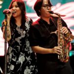 Danilla Riyadi Instagram - Terima kasih Surabaya atas pertemuan hangat dan singkat kita Sabtu kemarin, keesokan harinya lanjut menuju Depok bersama bapak-bapak @musikglamors dengan kostum seragam nan apik menyajikan lantunan musik Danilla & The Glamors yang aduhai. Terima kasih untuk kalian yang sudah datang, semoga November kalian berjalan mulus sampai akhir 💕 Photo by @anandasurio