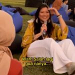 Danilla Riyadi Instagram - Enaknya manggung intimate tuh ginii, bisa sambil ngobrol dengerin cerita kalian, bisa ketawa bareng, udah kayak lagi kumpul keluarga pokoknyaa! Hehehe Oia, kalau kalian pada mau cerita pengalaman hubungan jarak jauh di kolom komen bole bangeett yaaaa! ~