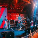 Danilla Riyadi Instagram - Surabaya selalu berkesan.. Seperti semalam, akhirnya setelah sekian lama (mungkin terakhir saat Tour Pop Seblay 2022) tidak berkunjung ke Surabaya, saya bisa kembali singgah dan menyapa Penelisik Surabaya dalam situasi yang intim dan hangat. Dan bener aja, rindunya terbayar dengan sambutan hangat dan lantunan suara dari kalian yang ikut bernyanyi sepanjang waktu kita kencan kemarin. Terima kasih Surabaya, semoga kita bisa segera berjumpa dalam pertemuan hangat selanjutnya 💕 Foto oleh @rizky.nawan Buro Bars & Garden Pandora