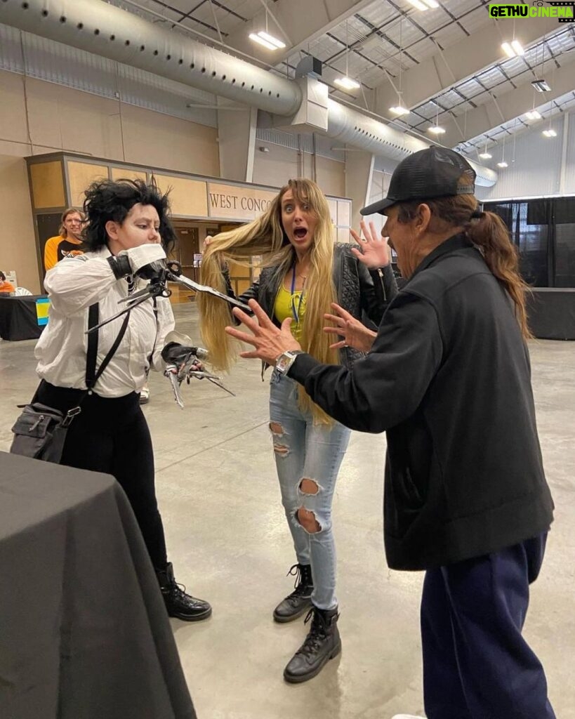 Danny Trejo Instagram - 😂 Edward that's too short! Thank you Nashville and @musiccitymulticon for a terrific weekend, can't wait to come back again! #musiccitymulticon #comiccon #nashville #dannytrejo #machete #edwardscissorhands