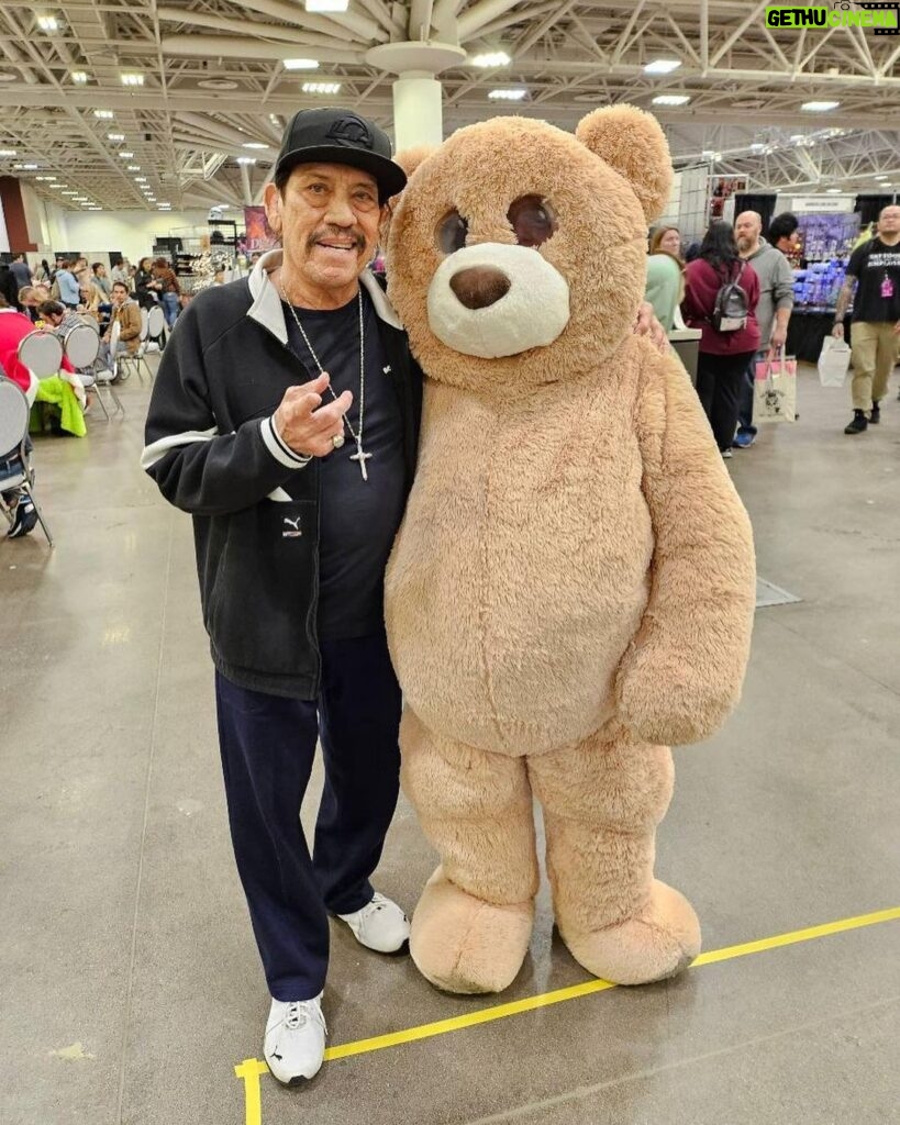 Danny Trejo Instagram - I have the best fans, just check out all these bad ass cosplays! Thank you @twincitiescon for a great weekend and everyone for coming out to see your Uncle Machete! #twincitiescon #dannytrejo #machete