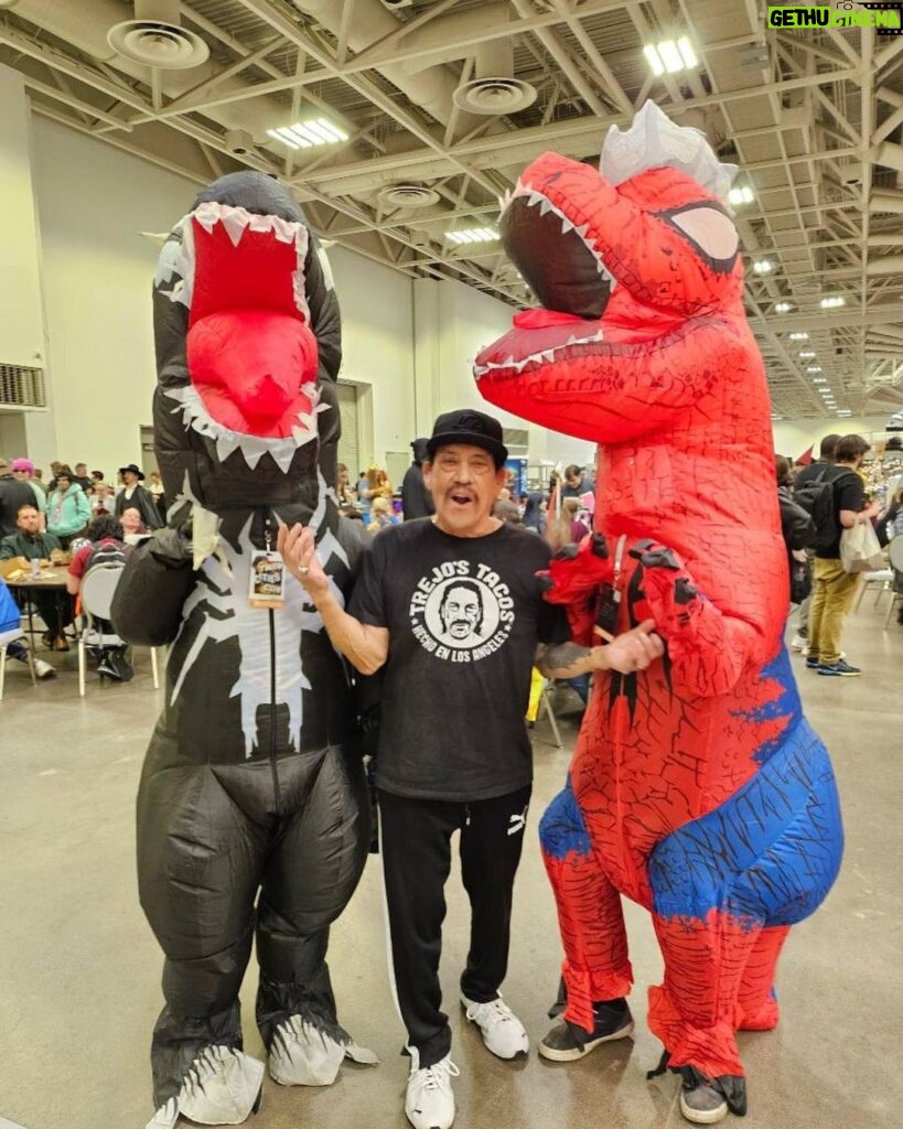 Danny Trejo Instagram - My two assistants ha ha they got my back! @twincitiescon #twincitiescon #batman #superman #dannytrejo