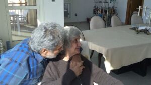 Dariush Eghbali Instagram - یادگار آخرین دیدار با مادرم که همیشه میگفت نخون، نخون که دلم میگیره

خوشا…