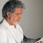 Dariush Eghbali Instagram - برنامه ''‌همبستگی یعنی…'' با داریوش اقبالی ۱۰ دی ۱۴۰۰ ما می‌توانیم اجازه ندهیم که تاریخ ما، سرنوشت ما را مختل کند و از ما یک قربانی بسازد. بر خلاف آنچه نسل‌ها به ما گفته شده، قدرت در دست ’‘ما'' توده‌هاست. تا از ’‘من'' نگذریم، به ’‘ما'' نخواهیم رسید. عظمت ما فقط در همبستگی ماست و بس. همه ما، از هر قشر و تبار، سن و جنسیت، این توانایی را داریم که با پذیرش تفاوت‌های اجتناب ناپذیرمان برای امروز و آینده‌مان با هم به توافق برسیم. چرا که ما به اندازه‌اى قدرتمند هستيم كه همبسته باشيم و به اندازه‌اى ضعيف كه از هم‌گسيخته باشيم info@ayeneh.org #همبستگی_یعنی @ayenehfoundation @deghbali