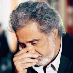 Dariush Eghbali Instagram - زیر پاهای تو هستم، تو منو زنده نگه دار‫…‬

موزیک ویدیوی «بوف کور» از آلبوم «گرگ»‫ در‬ کانال رسمی داریوش در یوتیوب منتشر شد. لینک مستقیم در بخش بیوگرافی این صفحه قرار داده شده است
‏Youtube.com/dariusheghbali
.
داریوش: بوف کور‬
شعر: فرهاد عزیزی
آهنگ و تنظیم: فرزاد فتاحی
کارگردان: کوجی زادوری