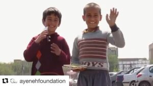 Dariush Eghbali Instagram - دوازده ژوئن مصادف با ۲۲ خرداد: روز جهانی مبارزه با کار کودک

سالانه میلیون‌ها کودک در این دنیای خاکی به جای کودکی کردن، رویاپردازی، تحصیل و تفریح مجبورند مشغول کارهای سخت و خطرناک شوند. دوازه ژوئن مطابق با ۲۳ خرداد، روز جهانی مبارزه با کار کودکان، روزی است برای مبارزه با نقض حقوق این کودکان محروم و زخمدار.

متأسفانه آمار این قربانیان در سرزمین ما رو به رشد است چرا که مثل چندی دیگر از ممالک جهان،  قوانین پیمان نامه حقوق کودک توسط دولت رعایت نمیشود. کودکان آینده سازان سرزمین ما هستند، بیاییم با هم و به یاری هم این قربانیان کوچک را نادیده نگیریم و برای دنیایی بهتر برای آنها سهمی داشته باشیم.

به تکرار غم نیما
آهنگ و تنظیم: عبدی یمینی
شعر: شهریار دادور

www.Ayeneh.org
www.AyenehMedia.org