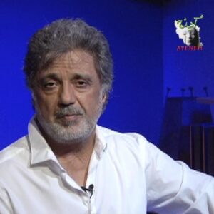 Dariush Eghbali Instagram - شانزدهم آذر: روز دانشجو

گیرم که می‌زنید، گیرم که می‌برید، گیرم که می‌کشید، با رویش ناگزیر جوانه چه می‌کنید؟

به امید آن که نبض دانشجویان ما در خیابان‌های ایران بزند، نه در انفرادی‌ها. به امید آن که برای تحقق هدف، دانشجویان ما هدف قرار نگیرند. به امید روزی که دانشجویان ما به جای محدودیت‌ها و ممنوعیت‌ها، با فرصت‌ها دست و پنجه نرم کنند. به امید روزی که به جای سلول‌های زندان، نیمکت‌های کلاس میزبان دانشجویان ما باشند. به امید روزی که آرزوی ما نباشد که جای ظالم و مظلوم عوض شود، بلکه با هم و در کنار هم تلاش کنیم ظلم ریشه کن شود. به امید روزی که ما از مردمی نظاره‌گر به ملتی مبارزه‌گر تبدیل شویم.

یاد تمام دانشجویانی که جانشان را در راه آزادی هدیه کردند را گرامی بداریم. دانشجویان در بند را از یاد نبریم، و حامیان همیشه آنها باشیم. به امید پیروزی و موفقیت حق‌جویان و آینده‌سازان ایران فردا...