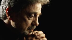 Dariush Eghbali Instagram - …اینجا به جز دوری تو چیزی به من نزدیک نیست

دنیای این روزای من: روزبه بمانی / علیرضا افکاری / داریوش
