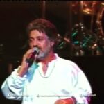Dariush Eghbali Instagram - دوباره یک روز روشنا، سیاهی از خانه می‌رود به شعر خود رنگ می‌زنم، ز آبی آسمان خویش دوباره می‌سازمت وطن: سیمین بهبهانی / داریوش / اریک #dariush #dariusheghbali #siminbehbahani #vatan #tbt #universalamphitheatre