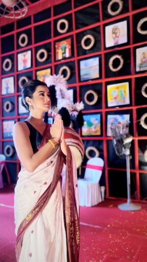 Darshana Banik Instagram - Shubho mahashtami everyone 🌸

#hanglapujorserabhog2023 

#hanglahneshel 

#reels #reelsinstagram #durgapujo2023 #metadurgapujosquad #ashtami #bengali #ethnic #taant #benarasi #indian #festival