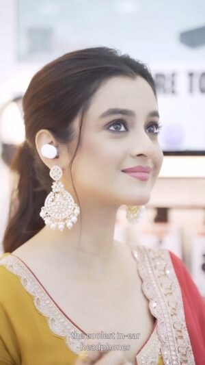 Darshana Banik Instagram - Pujo aasche🥳 
It’s the best feeling in the world! Because Pujo season comes alive with the most beautiful festive sound, and there is no better way to get immersed in it than with @JBLIndia ✨
 
I found the gift of #perfectsound right here at Bhajanlal, E-Mall! Come with me as I check out the JBL Tune Series 🎧🎶

Celebrate Durga Puja with @JBLIndia #PerfectSound . Get 25% instant cashback OR one EMI free with no cost EMI (EMI starts from INR 2999)😲
 

#JBLxDarshana #DurgaPujo #Pujo #PujoShopping #JBLSound #PujoPreparations #Celebrations #FestiveOffers