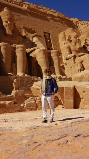 David Bisbal Instagram - Pude cumplir otro de mis sueños!!!!!!

Me encanta Ramses II y pude darme cuenta que contaba con un equipo de arquitectos de la talla de Imhotep o Senenmut capaces de diseñar un calendario a gran escala en este caso, el templo de Abu Simbel

Todos los que me conocen saben que soy un entusiasta de la egiptología. Esta maravilla arquitectónica y astronómica sigue fascinándome y por fin pude cumplir mi sueño de visitar Egipto en compañia además de @titovivas , lo que ha hecho de mí espera ansiada de la visita Egipto y mis pocos conocimientos, en un mundo fascinante donde ahora siento más intriga que nunca y ganas de conocer los nuevos descubrimientos que están por aparecer. Compartiré con vosotros mi viaje y descubriréis un lugar donde no paras de soñar. 

Por cierto, las fotos de @rosannazanetti  que le hice con mi cámara!!! como las he disfrutado!!!