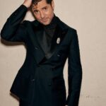 David Bisbal Instagram - Cuántas cosas se han vivido esta semana en los @latingrammys . Desde el Best New Artist, pasando por el Person of The Year y después en la propia gala, entregando el mejor álbum de música flamenco, no os podéis imaginar con cuántos compañeros me he podido encontrar en Backstage, hotel, y eventos!! un gran acierto #Andalucia #sevilla espero que se pueda repetir. Prometo ir compartiendo un montón de cosas que he vivido esta semana. ❤️. Para aquellos que me preguntan del vestuario. @boglioliofficial