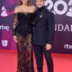 David Bisbal Instagram - Cuántas cosas se han vivido esta semana en los @latingrammys . Desde el Best New Artist, pasando por el Person of The Year y después en la propia gala, entregando el mejor álbum de música flamenco, no os podéis imaginar con cuántos compañeros me he podido encontrar en Backstage, hotel, y eventos!! un gran acierto #Andalucia #sevilla espero que se pueda repetir. Prometo ir compartiendo un montón de cosas que he vivido esta semana. ❤️. Para aquellos que me preguntan del vestuario. @boglioliofficial