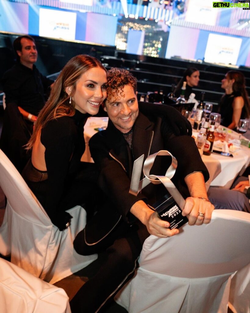 David Bisbal Instagram - Anoche se celebró en Madrid los premios 40 @los40spain con una producción Inmensa!! felicidades por tanto! Qué bonito es coincidir con tantos artistas emergentes que la están rompiendo y disfrutar siempre de la industria en general. Os dejo unas cuantas fotos de lo que se vivió anoche, esperando con ansias el vídeo capítulo. Hace mucho tiempo deseaba tener este reconocimiento que es la base de un público que me exige y un equipo de trabajo maravilloso que tengo detrás. Un abrazo enorme!!!