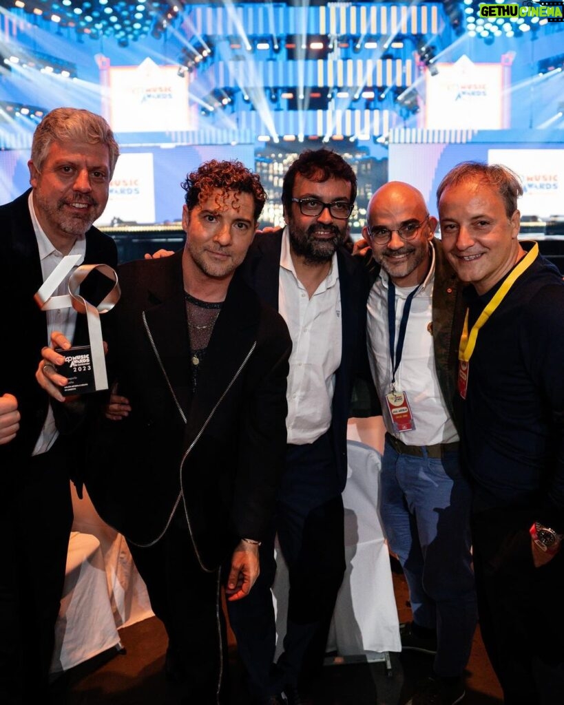 David Bisbal Instagram - Anoche se celebró en Madrid los premios 40 @los40spain con una producción Inmensa!! felicidades por tanto! Qué bonito es coincidir con tantos artistas emergentes que la están rompiendo y disfrutar siempre de la industria en general. Os dejo unas cuantas fotos de lo que se vivió anoche, esperando con ansias el vídeo capítulo. Hace mucho tiempo deseaba tener este reconocimiento que es la base de un público que me exige y un equipo de trabajo maravilloso que tengo detrás. Un abrazo enorme!!!