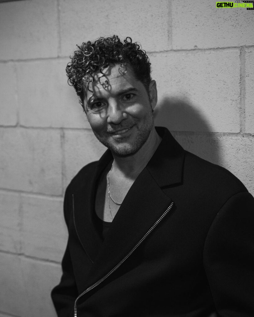 David Bisbal Instagram - Anoche se celebró en Madrid los premios 40 @los40spain con una producción Inmensa!! felicidades por tanto! Qué bonito es coincidir con tantos artistas emergentes que la están rompiendo y disfrutar siempre de la industria en general. Os dejo unas cuantas fotos de lo que se vivió anoche, esperando con ansias el vídeo capítulo. Hace mucho tiempo deseaba tener este reconocimiento que es la base de un público que me exige y un equipo de trabajo maravilloso que tengo detrás. Un abrazo enorme!!!