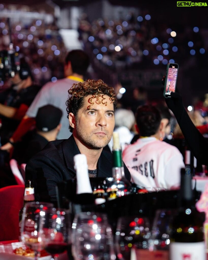 David Bisbal Instagram - Anoche se celebró en Madrid los premios 40 @los40spain con una producción Inmensa!! felicidades por tanto! Qué bonito es coincidir con tantos artistas emergentes que la están rompiendo y disfrutar siempre de la industria en general. Os dejo unas cuantas fotos de lo que se vivió anoche, esperando con ansias el vídeo capítulo. Hace mucho tiempo deseaba tener este reconocimiento que es la base de un público que me exige y un equipo de trabajo maravilloso que tengo detrás. Un abrazo enorme!!!