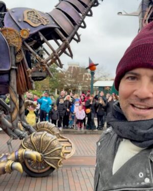 David Bisbal Instagram - Volví a ser niño!😜

@disneydestinos #DisneylandParis ❤️