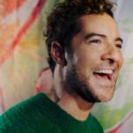 David Bisbal Instagram - "Antes cantaba con la intranquilidad de no ser plenamente feliz en lo personal. Ahora tengo por primera vez una familia que me da fuerza y seguridad". Más allá de la patada y “los máquinas”, hay un @davidbisbal maduro que medita podando bonsáis, se reúne a menudo consigo mismo y ejerce de padre presente. Charlamos con él, en el mejor momento de su carrera, en el que estrena documental, ‘Bisbal’ (Movistar Plus+) y lanza disco, ‘Me siento vivo’ (Universal Music). Disfruta la entrevista completa en el link de la bio de @esquirees y en nuestro número de noviembre, ya a la venta. Texto: @anapermar Fotos: @ana__marti Estilismo: @jesuscicero Asistente de Estilismo: @martinatacchini__ Asistente de fotografía: @gaboboza__ Set: Sofía Sohr Maquillaje y peluquería: @maria.solans (Mery make up)