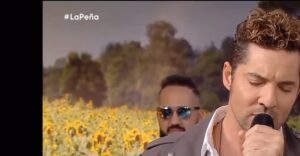 David Bisbal Instagram - Cuánto echo de menos #lapeñademorfi me encanta cuando vas a cantar tus canciones y de repente surgen improvisaciones como esta donde empiezas a cantar a Capella y los músicos de la nada deciden acompañarte. Cuánto se te echa de menos querido Gerardo. #Argentina necesitamos más programas como estos!! 🩷