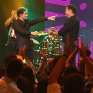 David Bisbal Instagram - Queridos todos, estoy emocionado de compartir con vosotros nuestra colaboración en "La Tierra del Olvido" con el gran @carlosvives Cuando uno tiene la oportunidad de colaborar con otro compañero, es como jugar a la musica. a por el 2024. ¡Alegria pura.