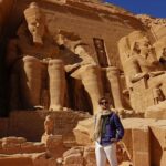 David Bisbal Instagram - Visitando los templos de Nefertari y Ramsés II, me encuentro completamente fascinado y en desacuerdo conmigo mismo... ¡No puedo decidir cuál de los dos me gusta más! Estas joyas de la antigüedad nos hablan de una época lejana, pero su majestuosidad e importancia histórica los hace sentir increíblemente cercanos. Sin embargo, no puedo evitar pensar en el destino que hubiesen tenido si no se hubiesen salvado de las aguas del lago Nasser... Os imagináis qué lugar tan espectacular de buceo tendríamos si estos templos hubiesen quedado sumergidos? ¡Sería una experiencia única! Junataria 2 de mis pasiones ja ja ja 🤪 Aunque, claro, tendríamos que tener cuidado con los cocodrilos que habitan el lago, ¡eso sí que sería una auténtica aventura y todo un peligro! Pero, personalmente, estoy muy agradecido de que se conserven para que podamos apreciarlos en todo su esplendor. #Egipto #AbuSimbel #Aventura