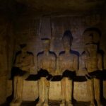 David Bisbal Instagram - Visitando los templos de Nefertari y Ramsés II, me encuentro completamente fascinado y en desacuerdo conmigo mismo... ¡No puedo decidir cuál de los dos me gusta más! Estas joyas de la antigüedad nos hablan de una época lejana, pero su majestuosidad e importancia histórica los hace sentir increíblemente cercanos. Sin embargo, no puedo evitar pensar en el destino que hubiesen tenido si no se hubiesen salvado de las aguas del lago Nasser... Os imagináis qué lugar tan espectacular de buceo tendríamos si estos templos hubiesen quedado sumergidos? ¡Sería una experiencia única! Junataria 2 de mis pasiones ja ja ja 🤪 Aunque, claro, tendríamos que tener cuidado con los cocodrilos que habitan el lago, ¡eso sí que sería una auténtica aventura y todo un peligro! Pero, personalmente, estoy muy agradecido de que se conserven para que podamos apreciarlos en todo su esplendor. #Egipto #AbuSimbel #Aventura