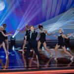 David Bisbal Instagram - Qué bien arropado estuve en el opening de los premios Goya con este gran cuerpo de baile!! ❤️
