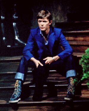 David Bowie Instagram - BOWIE & BING: THE FULL STORY BEHIND THE UNLIKELY CHRISTMAS DUET
 
“Peace on Earth, can it be, Can it be...”

Having already aired in the US, the UK got the chance to see David Bowie and Bing Crosby’s Christmas duet, Peace On Earth/Little Drummer Boy for the first time on this day in 1977.

Five years later the RCA release of the recording peaked at #3 for Christmas and the last week of 1982.

Thanks to Jason Draper for yet another in-depth piece which you can read over on Dig! via the link below.

David Bowie And Bing Crosby: The Full Story Behind The Unlikely Christmas Duet - https://www.thisisdig.com/feature/david-bowie-bing-crosby-peace-on-earth-little-drummer-boy-christmas-special-story/ (Linktree in bio)

#BowieForever #PeaceOnEarth #BowieBing