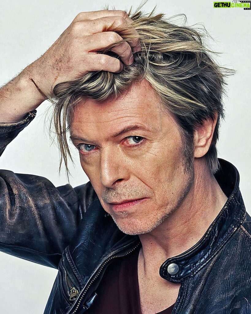 David Bowie Instagram - FAVOURITE BOWIE VIDEO POLL ENDS MIDNIGHT MONDAY “Now Leon, He couldn't wait for 12 o'clock midnight...” If you’ve been tearing your hair out trying to settle on your top five favourite Bowie videos, you may be pleased to learn that you can stop torturing yourself. We gave you the near impossible task of asking you to vote for your top five, wherein #1 is awarded 5 points and #5 would score 1 point. We had a great response, but we’re closing the poll midnight Monday, wherever you are. If you still want to contribute, EMAIL YOUR CHOICES to bowienet@icloud.com with a subject line of: MY FIVE FAVOURITE BOWIE VIDEOS. ONLY ONE ENTRY PER PERSON, multiple entries will be disqualified. Don’t forget, it’s just for fun, and we’ll post the results here with a countdown to the top spot in the coming days. Please indicate if you’d rather your name wasn’t used when we post the results. If you need a memory jog, you can watch the majority of David Bowie’s official music videos here: https://lnk.to/DavidBowieOfficialVideos (Linktree in bio) 📸 Masayoshi Sukita 2002 #MyFavouriteBowieVideos