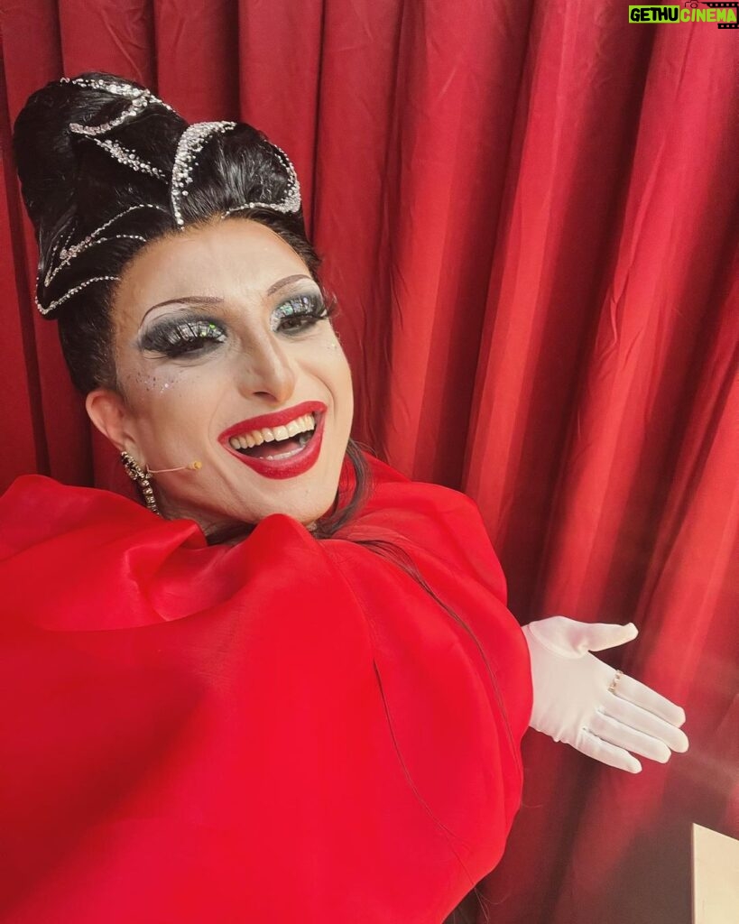 David Coscas Instagram - Je vous présente La Queen Aman. Vidéo dispo sur la chaîne de @gaellegd c’était une expérience incroyable 🫶 Merci à @missfacebe pour le make-up de grand talent C’était qui votre queen pref dans la video ? Joyeux à vous. Queen of Queens