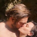 David Coscas Instagram – Terminé les vacs avec mes amours maintenant on retourne au charbon.
Classez vos photos préférées de la plus adjacente à la moins calcaire et likez pour remporter un pixel mort.
@tiffanycoscas Toulon, Provence-Alpes-Côte D’azur, France