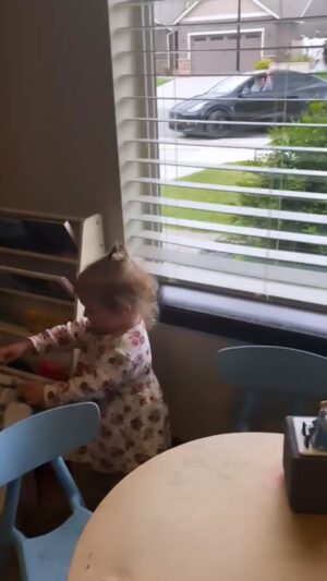David Henrie Instagram - 🥰she does this every time! Nothing warms my heart more then getting back from work to see the ones I am working for 😊🥰 #familytime #dad #dadlife