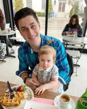 David Henrie Instagram - Daddy  daughter date!!! Macaroons for my little macaroon. #dadlife #girldad