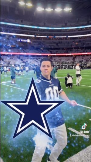 David Henrie Instagram - Conjured up some #SNF magic @attstadium with @davidhenrie 🪄🏈⭐️