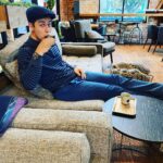 David Henrie Instagram - Today is gonna be a good day. Whether big or small I always try and start the day with an act of gratitude. Grateful to have gotten a few extra minutes of snuggle time with my daughter and wife. Also grateful for this classy cup a joe I’m drinking i.e. the pinky. Grateful for all of you. What r u grateful for?