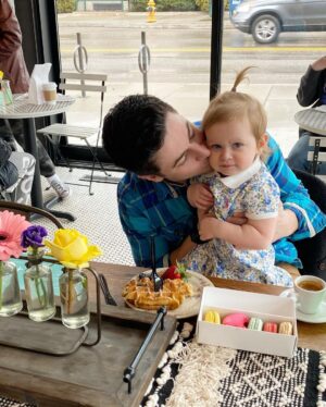 David Henrie Instagram - Daddy  daughter date!!! Macaroons for my little macaroon. #dadlife #girldad